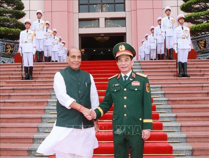 Phó Thủ tướng, Bộ trưởng Quốc phòng Phan Văn Giang đón Bộ trưởng Quốc phòng Ấn Độ Rajnath Singh. Ảnh: Trọng Đức/TTXVN