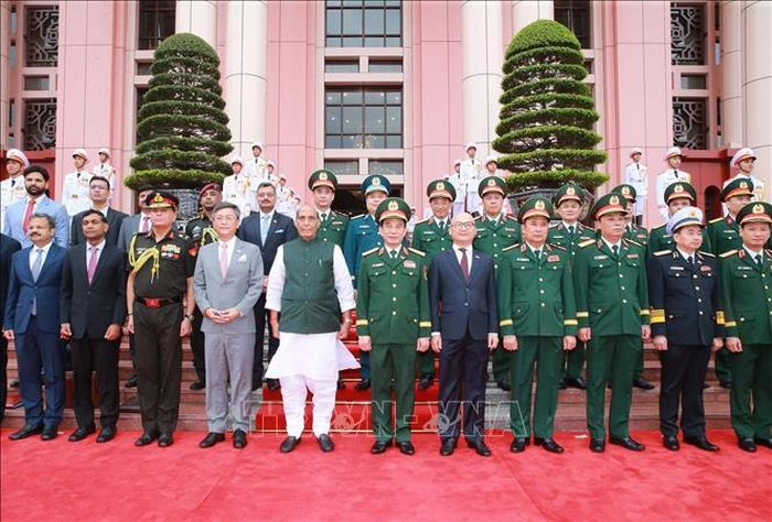 Phó Thủ tướng, Bộ trưởng Quốc phòng Phan Văn Giang và Bộ trưởng Quốc phòng Ấn Độ Rajnath Singh cùng đại biểu hai nước chụp ảnh chung. Ảnh: Trọng Đức/TTXVN