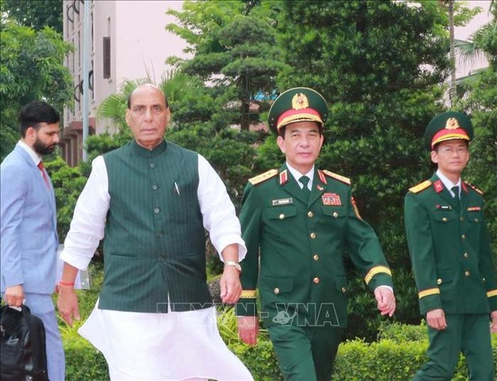 Phó Thủ tướng, Bộ trưởng Quốc phòng Phan Văn Giang đón Bộ trưởng Quốc phòng Ấn Độ Rajnath Singh. Ảnh: Trọng Đức/TTXVN