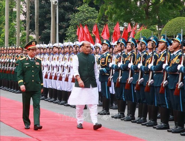 Phó Thủ tướng, Bộ trưởng Quốc phòng Phan Văn Giang và Bộ trưởng Quốc phòng Ấn Độ Rajnath Singh duyệt Đội danh dự QĐND Việt Nam. Ảnh: Trọng Đức/TTXVN