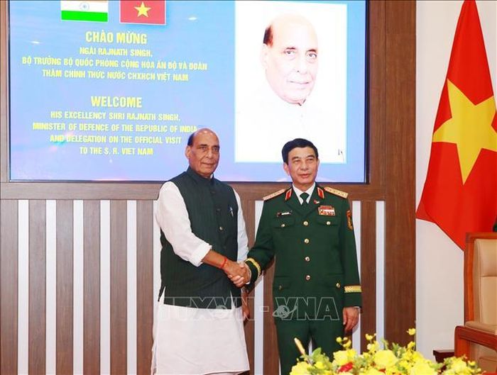 Phó Thủ tướng, Bộ trưởng Quốc phòng Phan Văn Giang và Bộ trưởng Quốc phòng Ấn Độ Rajnath Singh chụp ảnh chung. Ảnh: Trọng Đức/TTXVN