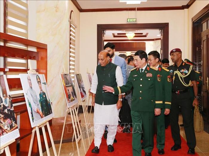 Bộ trưởng Quốc phòng Ấn Độ - Ngài Rajnath Singh tham quan trưng bày ảnh về quan hệ hai nước. Ảnh: Trọng Đức/TTXVN