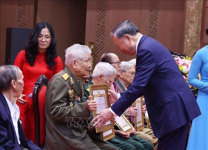 Tổng Bí thư, Chủ tịch nước Tô Lâm trao giấy chứng nhận cho các đảng viên lão thành được nhận Huy hiệu 80, 75 và 70 năm tuổi Đảng. Ảnh: Văn Điệp/TTXVN