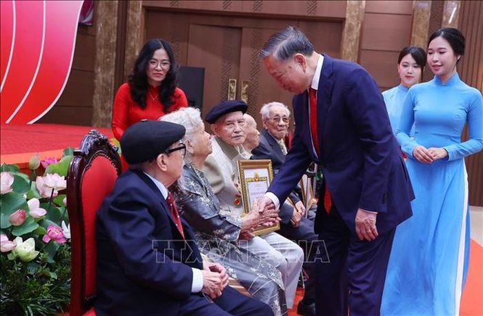 Tổng Bí thư, Chủ tịch nước Tô Lâm trao giấy chứng nhận cho các đảng viên lão thành được nhận Huy hiệu 80, 75 và 70 năm tuổi Đảng. Ảnh: Văn Điệp/TTXVN
