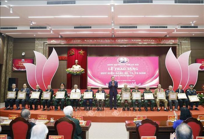 Tổng Bí thư, Chủ tịch nước Tô Lâm trao giấy chứng nhận cho các đảng viên lão thành được nhận Huy hiệu 75 và 70 năm tuổi Đảng. Ảnh: Thống Nhất/TTXVN