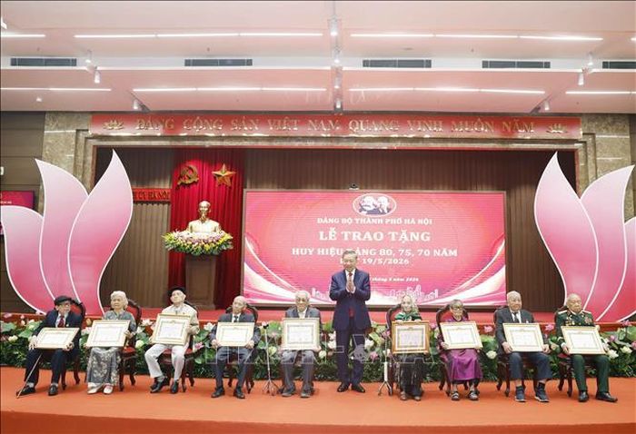Tổng Bí thư, Chủ tịch nước Tô Lâm trao giấy chứng nhận cho các đảng viên lão thành được nhận Huy hiệu 80 năm tuổi Đảng. Ảnh: Thống Nhất/TTXVN