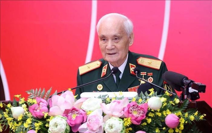 Đồng chí Nguyễn Tụ, Thiếu tướng, Anh hùng lực lượng vũ trang nhân dân, nguyên Bí thư Đảng ủy, Phó Giám đốc Học viện Quân y, đảng viên chi bộ Tổ dân phố số 17 thuộc Đảng bộ phường Kim Liên - được tặng Huy hiệu 80 năm tuổi Đảng phát biểu. Ảnh: Văn Điệp/TTXVN