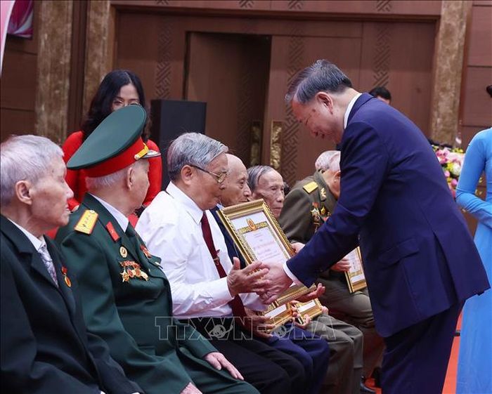 Tổng Bí thư, Chủ tịch nước Tô Lâm trao giấy chứng nhận cho các đảng viên lão thành được nhận Huy hiệu 80, 75 và 70 năm tuổi Đảng. Ảnh: Văn Điệp/TTXVN