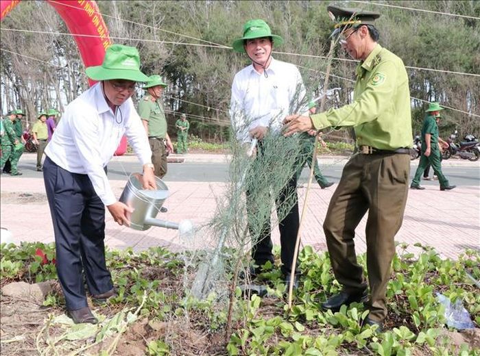 Đại biểu tham gia trồng 2.000 cây phi lao tại khu vực đất rừng phòng hộ thuộc ấp Khoán Tiều, phường Trường Long Hòa. Ảnh: TTXVN phát