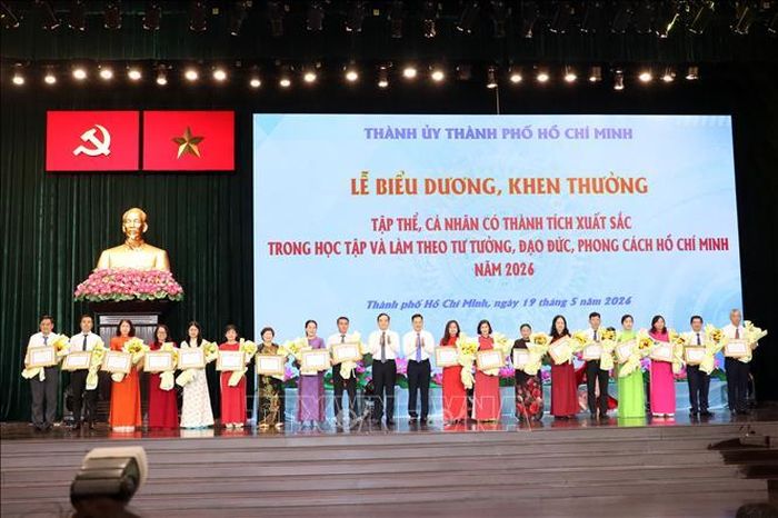 Bí thư Thành ủy TP Hồ Chí Minh Trần Lưu Quang trao Bằng khen của Chủ tịch UBND Thành phố cho các cá nhân có thành tích tiêu biểu, xuất sắc.