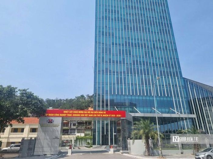 Trụ sở điều hành sản xuất than của TKV tại Quảng Ninh vừa mới đầu tư xây dựng. Trong đó, có nhiều diện tích sàn chưa được sử dụng hết, cho thuê.