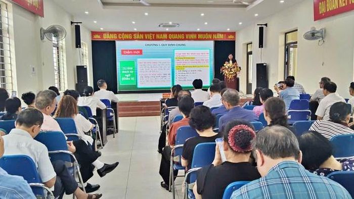 Bà Nguyễn Thị Mai - Chủ tịch Hội Luật gia thành phố, Báo cáo viên tại hội nghị phổ biến Luật Đất đai 2024 tới người dân.