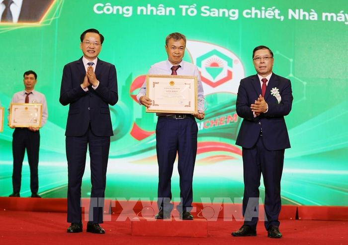 Lãnh đạo Tập đoàn hóa chất Viết Nam và lãnh đạo Công ty Công ty Cổ phần Hóa chất Việt Trì tặng giấy khen cho các tập thể, cá nhân đã có nhiều đóng góp cho sự phát triển của Công ty trong suốt thời gian qua. Ảnh: Tạ Toàn – TTXVN