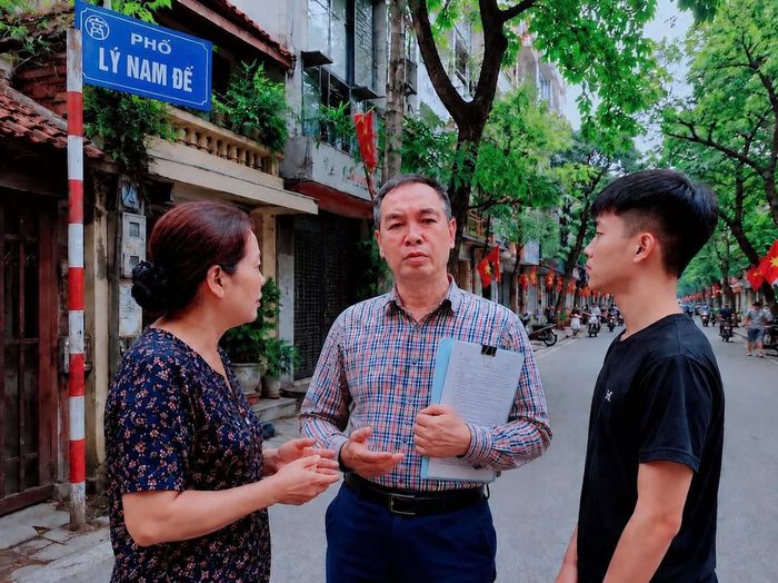 Ông Lê Hồng Trường (giữa) trao đổi cùng người dân trên địa bàn
