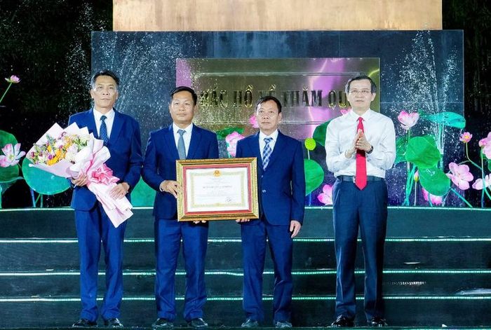 Ông Đoàn Minh Huấn, Ủy viên Bộ Chính trị, Giám đốc Học viện Chính trị Quốc gia Hồ Chí Minh trao Huân chương Lao động hạng Nhất cho Khu di tích Quốc gia đặc biệt Kim Liên. Ảnh: Thành Duy