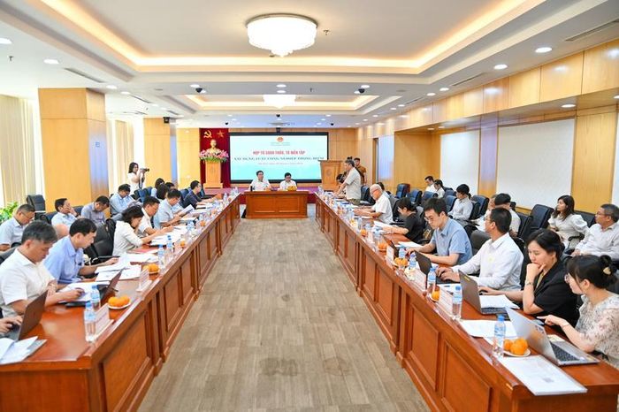 Cuộc họp Tổ soạn thảo, Tổ biên tập xây dựng Luật Công nghiệp trọng điểm. Ảnh: Nam Nguyễn