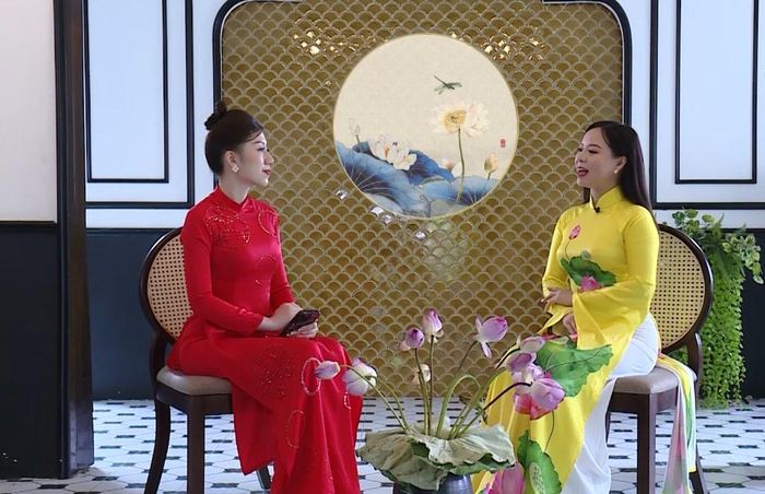 Hình ảnh ca sĩ Lê Hương Huệ trò chuyện cùng phóng viên của Báo và Phát thanh, truyền hình Thanh Hóa về những tác phẩm âm nhạc hát về Hồ Chủ tịch.