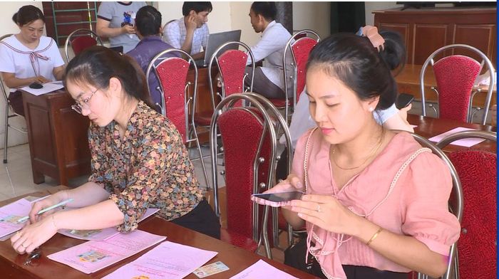 Tổ công tác xã Định Hòa phối hợp với các thôn thực hiện thu thập dữ liệu đất đai.
