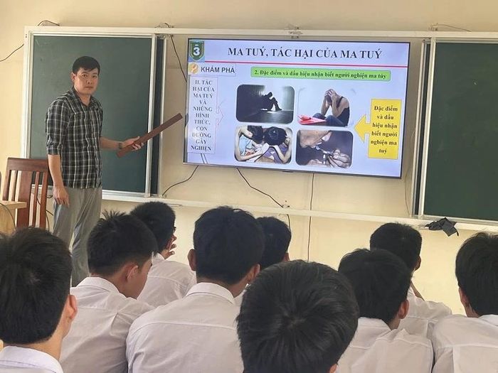 Thầy và trò lớp 10A2 Trường THPT Nguyễn Mộng Tuân trong buổi học về tác hại của các chất gây nghiện