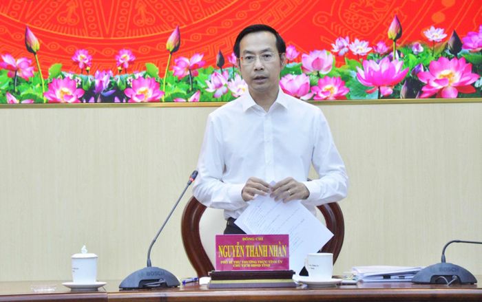 Đồng chí Nguyễn Thanh Nhàn, Phó Bí thư Thường trực Tỉnh ủy, Chủ tịch Hội đồng nhân dân tỉnh phát biểu tại buổi làm việc.