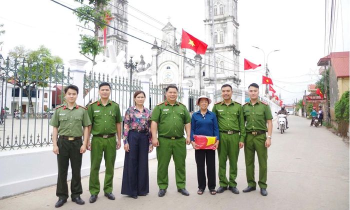  Tác phẩm “Sắc đỏ Tổ quốc trên quê hương giáo xứ - thắm tình quân dân” của Đại úy Lương Đình Mạnh (Công an xã Bảo Đài) đạt giải Nhất. 