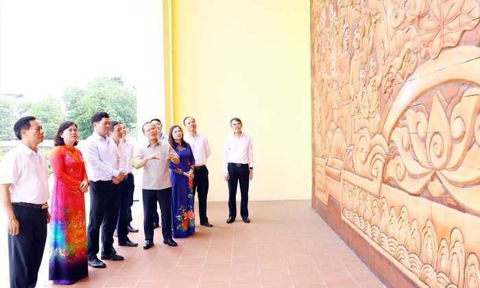  Đoàn đại biểu thăm, nghe giới thiệu về bức phù điêu Bác Hồ với cán bộ, Nhân dân trong tỉnh, đặt tại khuôn viên Khán đài B sân vận động Bắc Giang. 