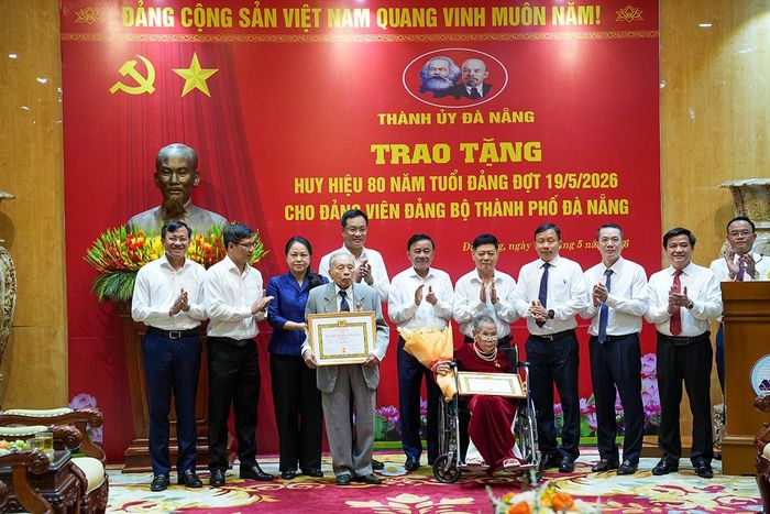 Thường trực Ban Bí thư Trần Cẩm Tú (thứ 6 từ trái qua) cùng các đại biểu trao Huy hiệu 80 năm tuổi Đảng cho đảng viên Trần Thanh Dân và Bùi Thị Liễu. Ảnh: T.CÔNG