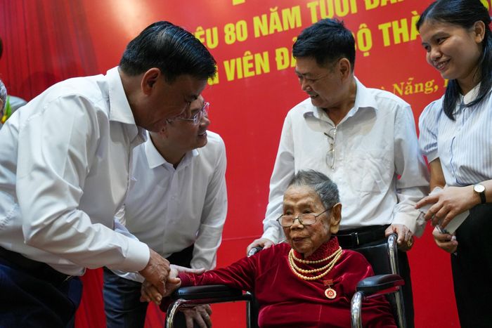 Thường trực Ban Bí thư Trần Cẩm Tú thăm hỏi đảng viên Bùi Thị Liễu. Ảnh: T.CÔNG