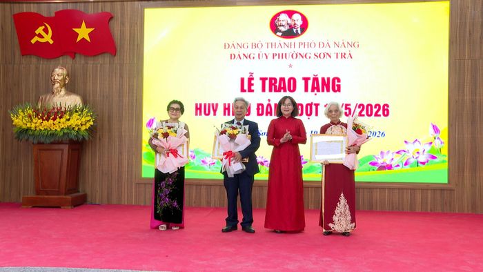 Trao Huy hiệu Đảng cho các đảng viên.