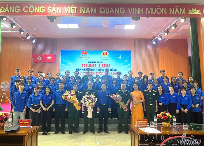 Cựu chiến binh và đoàn viên thanh niên chụp ảnh lưu niệm tại chương trình giao lưu tiếp nối truyền thống hào hùng “Câu chuyện thời hoa lửa”.