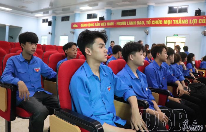 Đoàn viên, thanh niên chăm chú lắng nghe, xúc động trước ký ức về lòng quả cảm, tinh thần đoàn kết và ý chí kiên cường của quân và dân ta trong các cuộc kháng chiến.