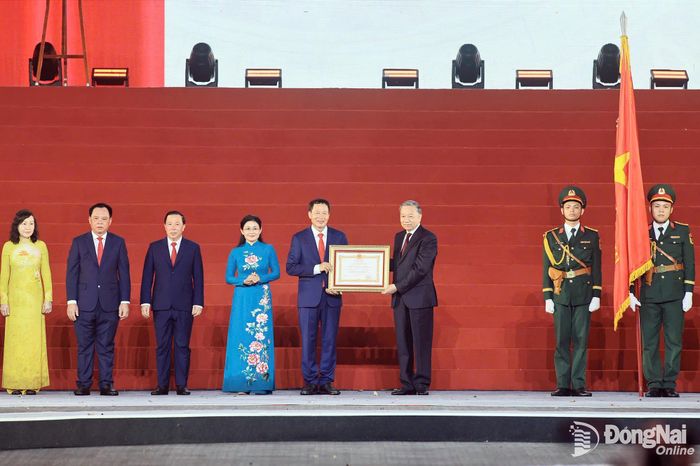 Đồng chí Tổng Bí thư, Chủ tịch nước Tô Lâm trao Huân chương Lao động hạng Nhất cho Đảng bộ, chính quyền và nhân dân thành phố Đồng Nai. Ảnh: Công Nghĩa