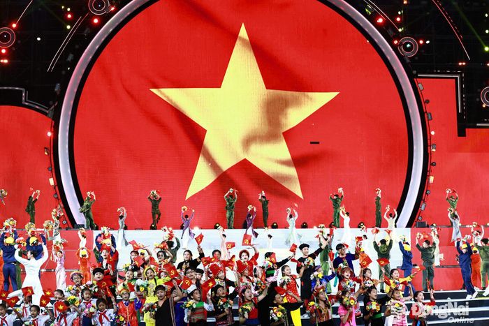 Chương trình nghệ thuật tái hiện các giai đoạn đấu tranh chống thực dân Pháp, đế quốc Mỹ với nhiều dấu mốc hào hùng đến ngày đất nước thống nhất. Ảnh: Công Nghĩa