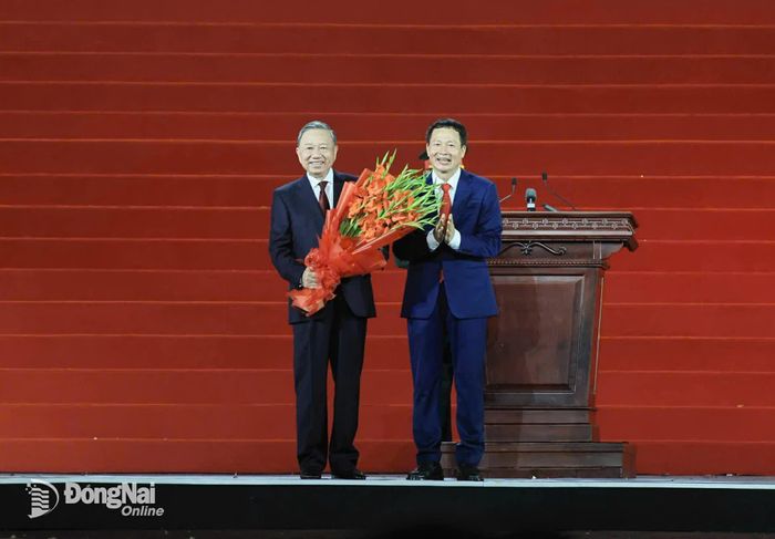 Đồng chí Ủy viên Trung ương Đảng, Bí thư Thành ủy, Trưởng đoàn Đại biểu Quốc hội thành phố Đồng Nai Vũ Hồng Văn tặng hoa đồng chí Tổng Bí thư, Chủ tịch nước Tô Lâm tại Lễ công bố Nghị quyết của Quốc hội về thành lập thành phố Đồng Nai. Ảnh: Công Nghĩa