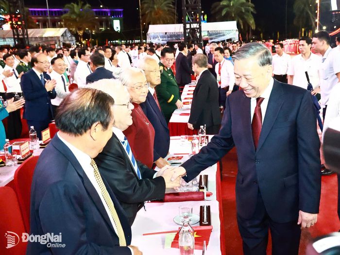 Đồng chí Tổng Bí thư, Chủ tịch nước Tô Lâm và các đại biểu tham dự Lễ công bố Nghị quyết của Quốc hội về thành lập thành phố Đồng Nai. Ảnh: Công Nghĩa