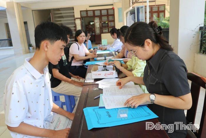 Học sinh nộp hồ sơ tuyển sinh lớp 10 năm học 2026 - 2027 tại Trường Trung học phổ thông Chuyên Tiền Giang (phường Trung An).