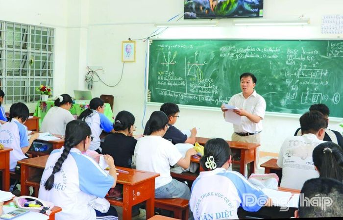  Giáo viên Trường Trung học cơ sở Xuân Diệu (phường Mỹ Tho) hướng dẫn giải đề, rèn kỹ năng làm bài cho học sinh.