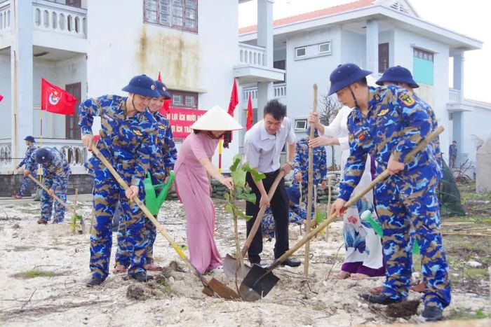 Trồng cây trên đảo Trường Sa.