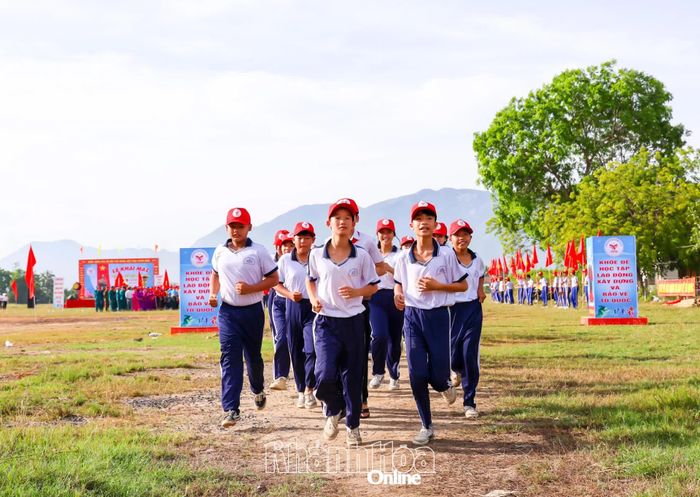 Đông đảo cán bộ, nhân dân, các em học sinh hưởng ứng Ngày chạy Olympic vì sức khỏe toàn dân.