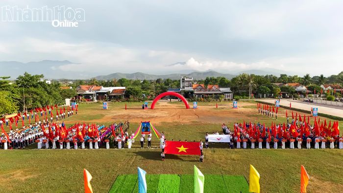 Các đại biểu, vận động viên thực hiện nghi thức chào cờ.