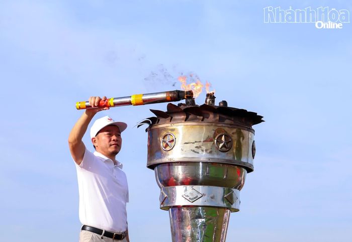 Lãnh đạo xã Bắc Ninh Hòa thắp sáng ngọn đuốc Olympic.