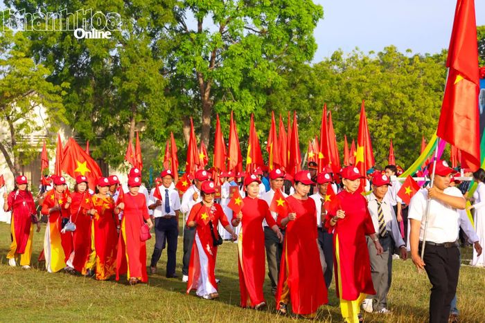 Các khối diễu binh rực rỡ cờ hoa.