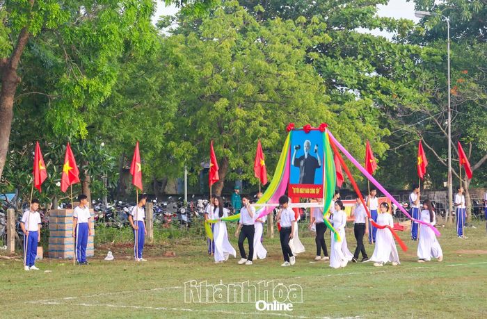 Nghi thức rước chân dung Bác Hồ tại Đại hội.