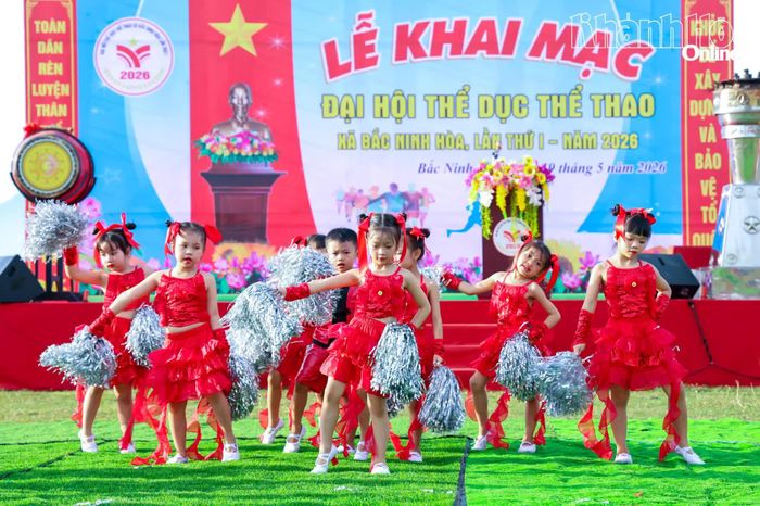 Một tiết mục văn nghệ chào mừng Đại hội thể dục thể thao của các em nhỏ.