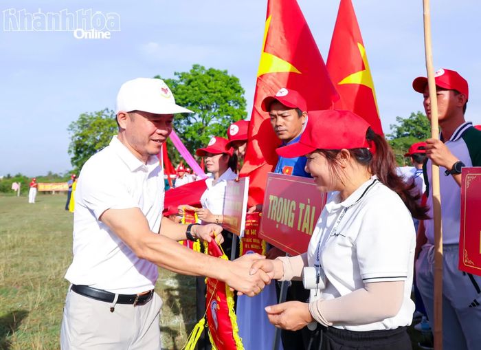 Lãnh đạo xã Bắc Ninh Hòa tặng cờ lưu niệm cho các đội.