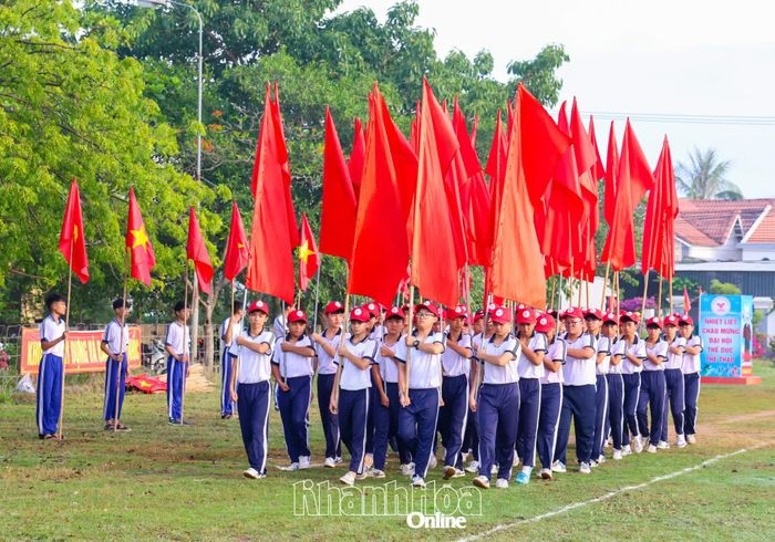 Khối hồng kỳ tạo điểm nhấn rực rỡ, tượng trưng cho sức mạnh, nhiệt huyết tuổi trẻ và tinh thần thể thao.