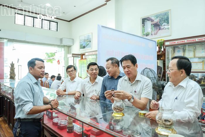 Đồng chí Nguyễn Long Biên xem sản phẩm được làm từ trầm hương Khánh Hòa.