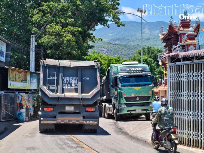 Xe tải chở đá chen lấn khi qua đoạn đường phía trước khu vực chùa Long Cát (xã Công Hải).