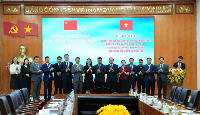 Đại biểu hai bên chụp ảnh lưu niệm.