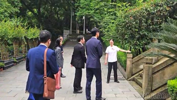 Đoàn đại biểu tỉnh Lào Cai thăm Khu Di tích Nhà Kỷ niệm Cách mạng Hồng Nham.